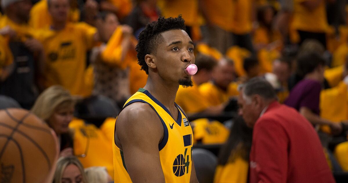 Donovan Mitchell toma un descanso de los playoffs para apoyar a Lamar Jackson.