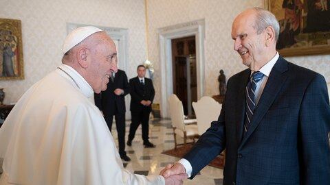 Pope Francis, Russell Nelson share a hug, discuss global relief in first-ever meeting between a Latter-day Saint prophet and a Catholic pontiff