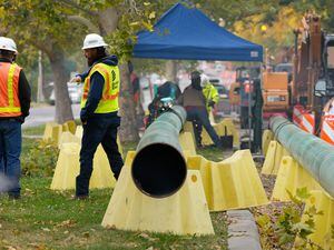 (Francisco Kjolseth | The Salt Lake Tribune) Construction workers are replacing a Dominion Energy gas line along 200 South near Lincoln Street in Salt Lake City on Tuesday, Oct. 25, 2022. Dominion has applied for a rate increase that, among other things, would go to replacing aging infrastructure.