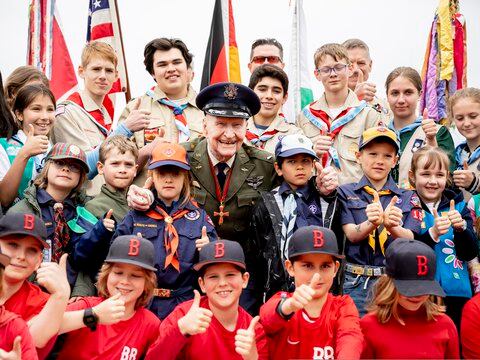 Berliners celebrate 70th anniversary of lifting of Soviet blockade; Utah’s ‘candy bomber’ in attendance 