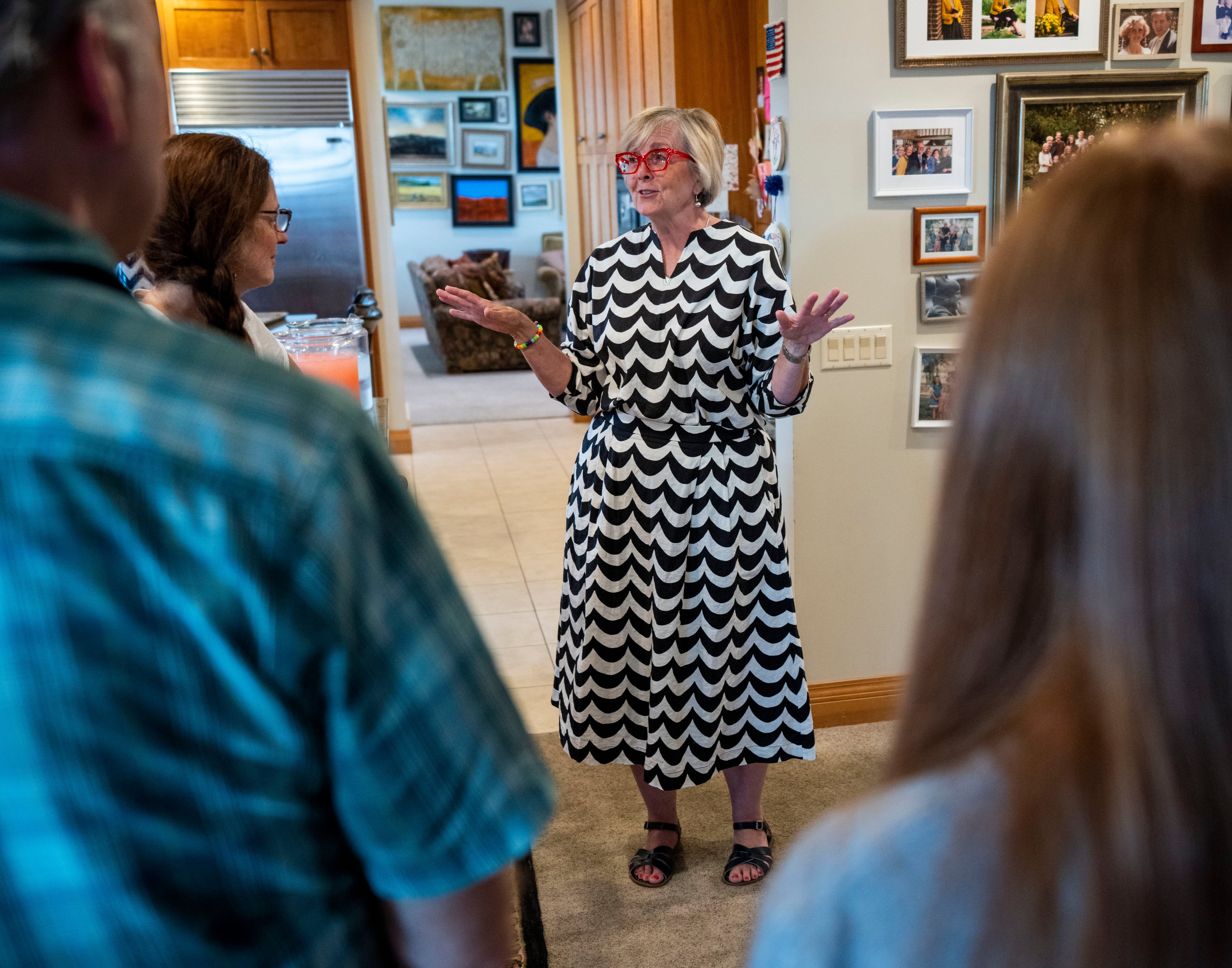 (Rick Egan | The Salt Lake Tribune) La candidata del Distrito 2 del Congreso, Becky Edwards, visita a invitados durante un evento de voluntariado en su casa en North Salt Lake el jueves 27 de julio de 2023.