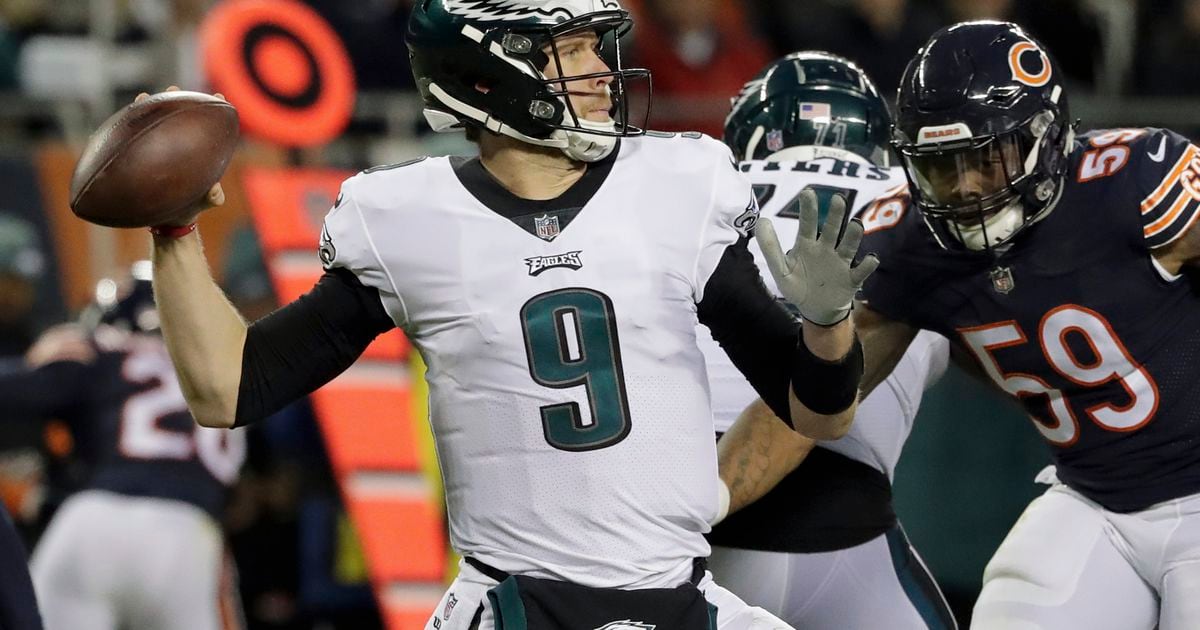 Nick Foles leads Eagles to 16-15 upset of Bears in NFL playoffs