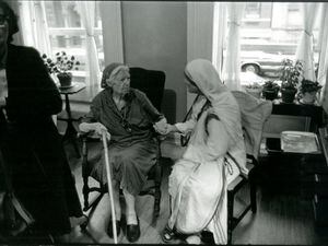 (Photo by Bill Barrett, courtesy of Dorothy Day archives at Marquette University.)
Dorothy Day, left, and Mother Teresa meet in New York in 1979.