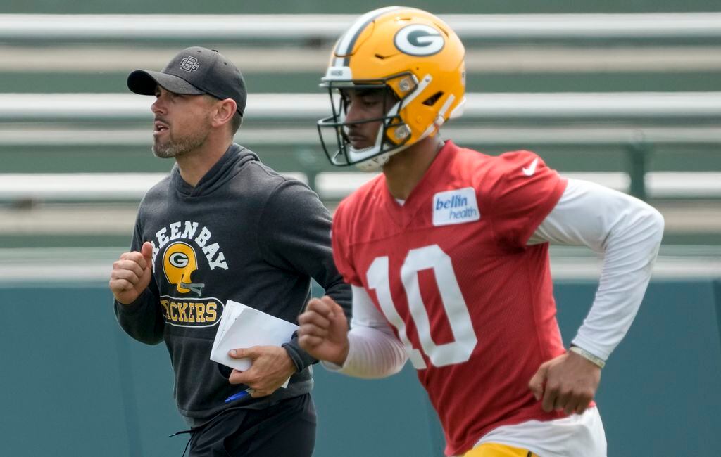Green Bay Packers: Aaron Rodgers has humorous responses to fans on