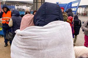 (The Church of Jesus Christ of Latter-day Saints) Members of The Church of Jesus Christ of Latter-day Saints in Moldova supply refugees with blankets at the Ukrainian border.