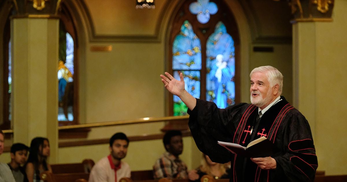 ричард зигмунд пастор. крест католического священника. протестантский священник. пасторы христианских церквей. католики протестанты лютеране.