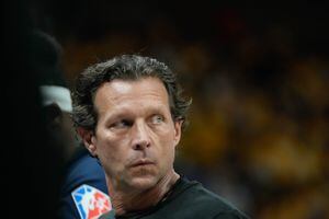 (Francisco Kjolseth | The Salt Lake Tribune) Utah Jazz head coach Quin Snyder calls a time out during Game 4 of an NBA basketball first-round playoff series on April 23. As the Jazz front office considers its offseason moves, Tribune columnist Gordon Monson believes keeping Snyder happy and in Utah will be key.