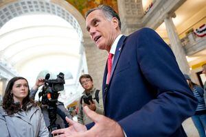 (Francisco Kjolseth | The Salt Lake Tribune) El senador Mitt Romney habla con los medios luego de una ceremonia del Día de los Caídos en el Capitolio de Utah el lunes 30 de mayo de 2022. Romney, el jueves 28 de julio de 2022, dijo que quiere crear un nueva agencia de salud pública destinada a proteger al país de futuros desastres de salud pública.