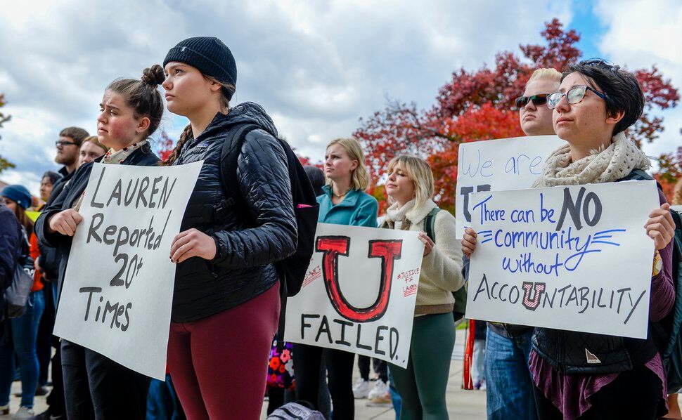  (Leah Hogsten | The Salt Lake Tribune ) Alrededor de 100 estudiantes de la Universidad de Utah salieron de clase el lunes 21 de octubre de 2019, en una muestra de solidaridad para llamar la atención por una mayor seguridad en el campus y protestar por la respuesta de la escuela después de que Lauren McCluskey fue asesinada en el campus en 2018. 