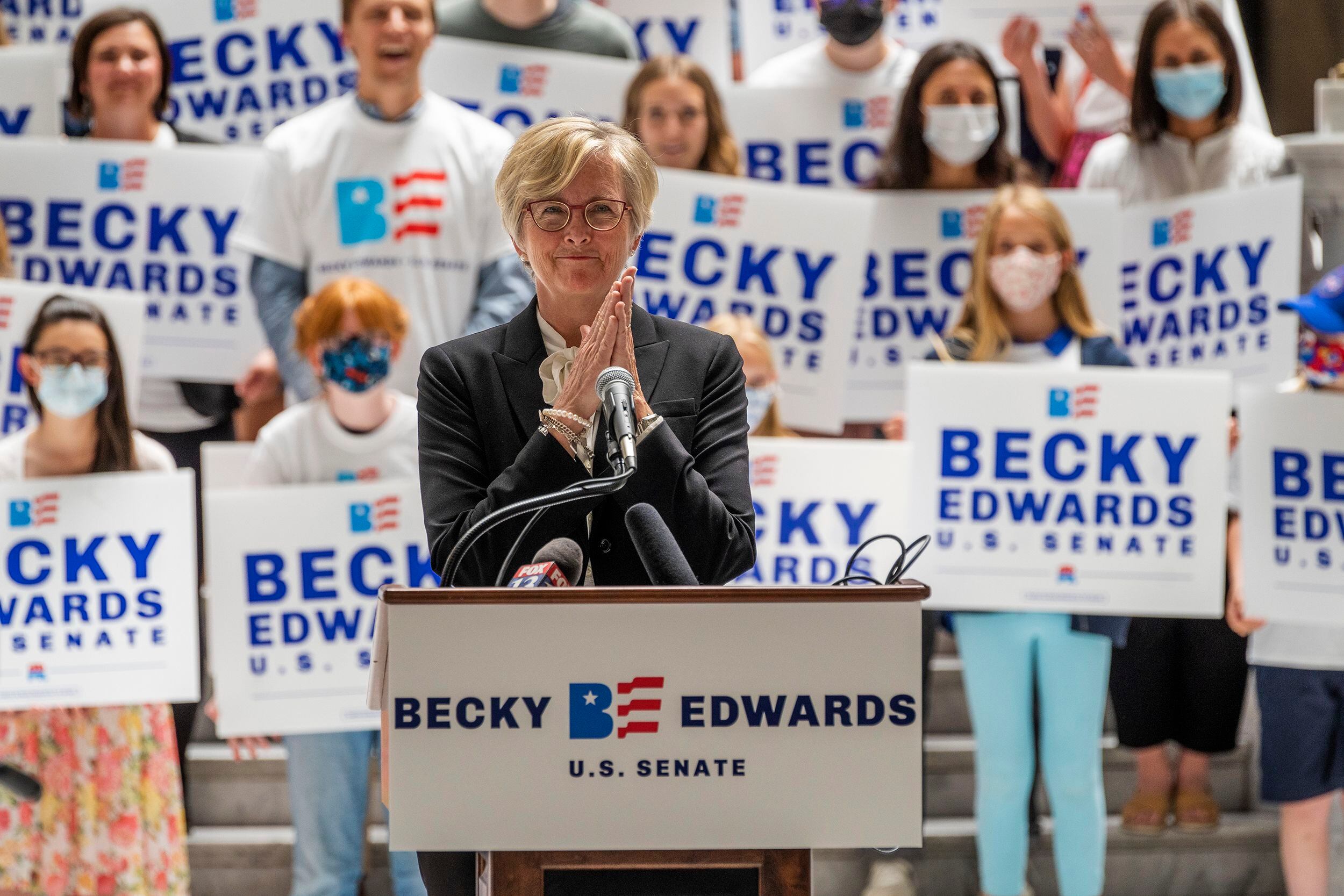 (Rick Egan | The Salt Lake Tribune) La exrepresentante Becky Edwards lanza su campaña en el Senado de los EE.UU. contra Mike Lee en la Rotonda del Capitolio el jueves 27 de mayo de 2021.