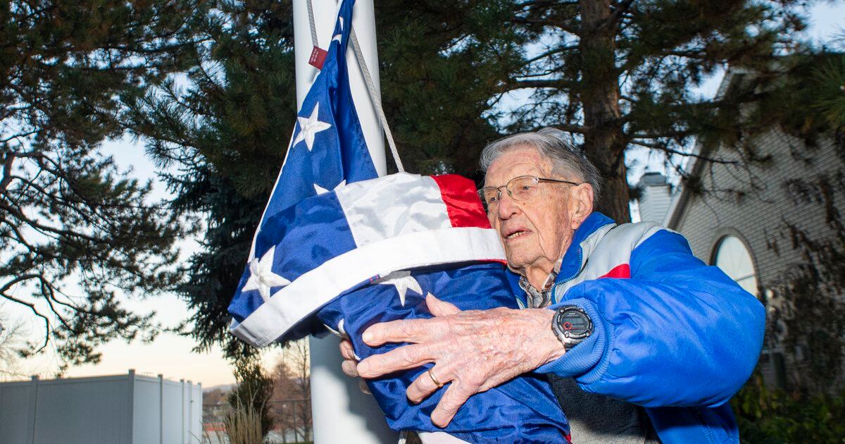 World War II veteran still serves by raising, lowering flag over Utah neighborhood every day