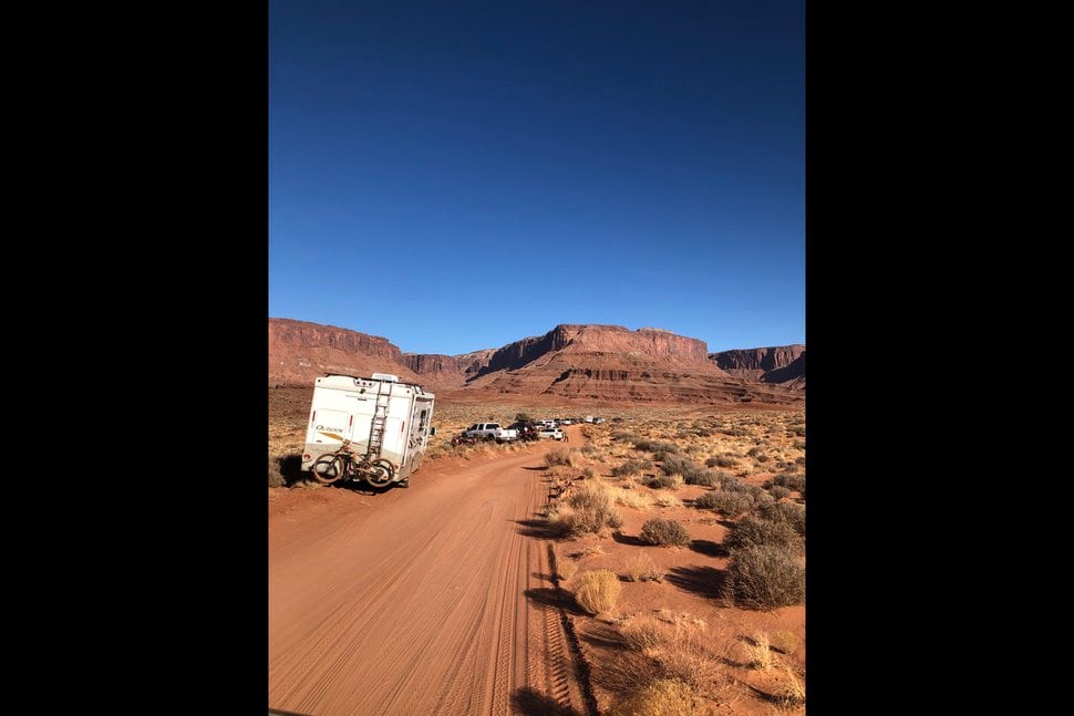 (Photo: courtesy of the Bureau of Agriculture) Vehicles are parked on the road in the desert, on the way to the desert in Utah 