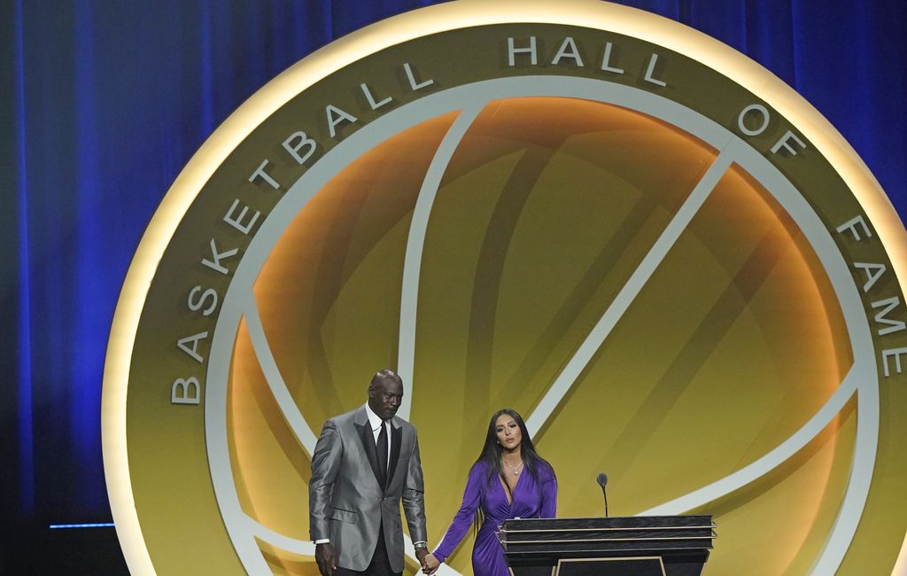 Kobe Bryant elected to Basketball Hall of Fame in solemn moment