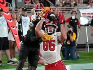 Utah tight end Dalton Kincaid (86) catches a touchdown pass in front of Arizona State defensive back Chris Edmonds during the first half of an NCAA college football game Saturday, Sept. 24, 2022, in Tempe, Ariz. (AP Photo/Rick Scuteri)