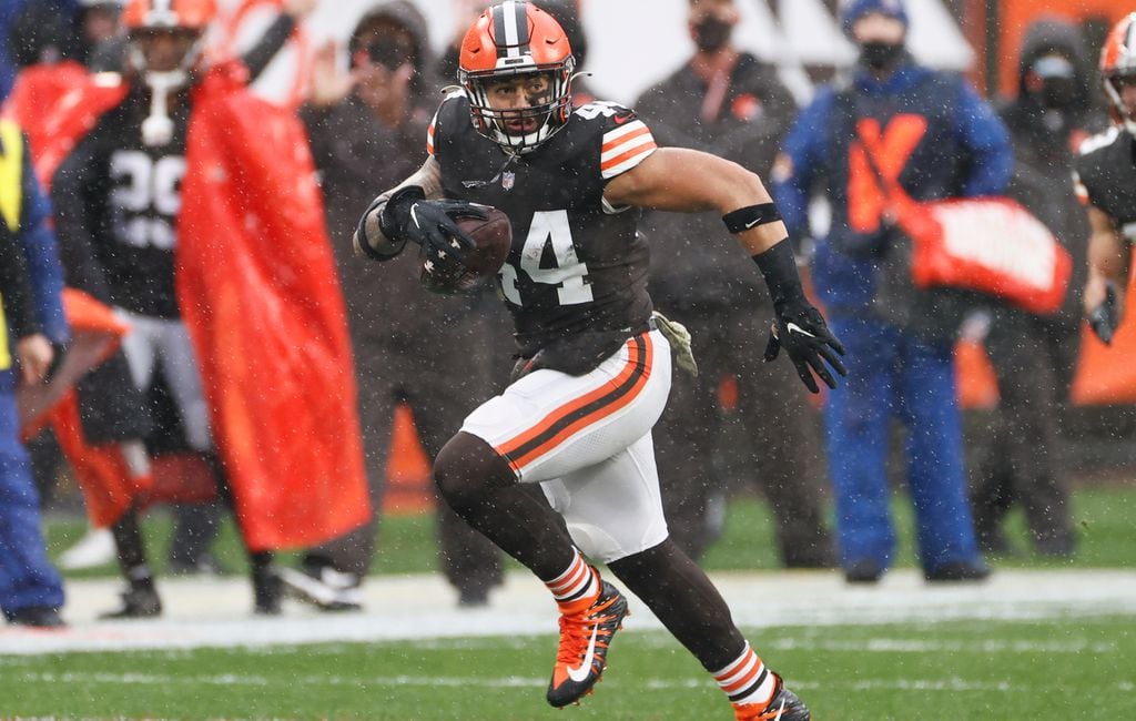 Former BYU linebacker Sione Takitaki scores on 50-yard pick-six for Browns