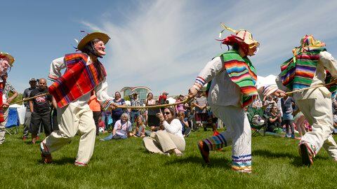 Cinco de Mayo celebration fills Centennial Park