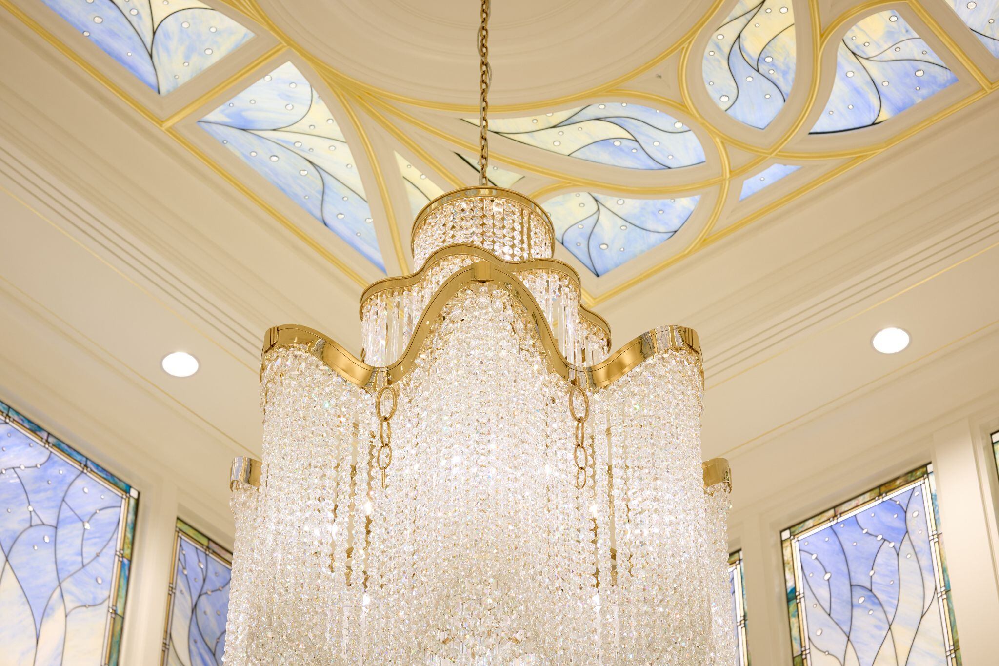 (The Church of Jesus Christ of Latter-day Saints) A chandelier in the Celestial Room of the Layton Utah Temple.