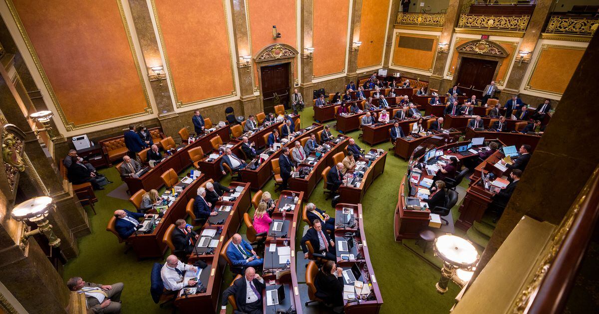 Apa yang dikirim anggota parlemen Utah ke meja Gubernur Cox selama sesi khusus
