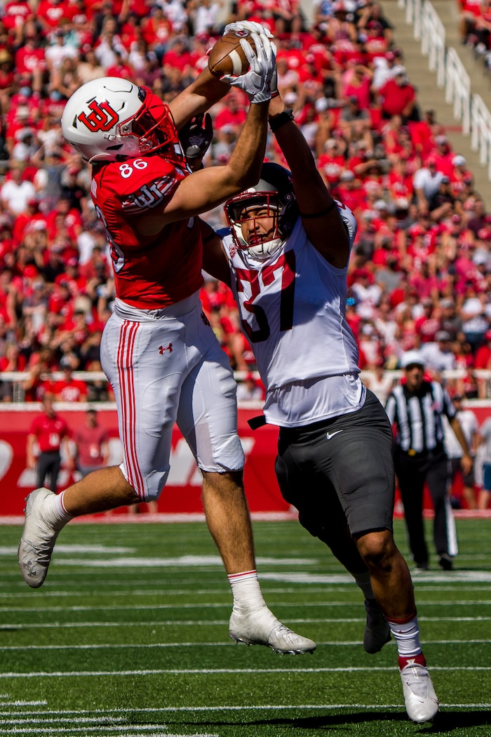(Trent Nelson  |  The Salt Lake Tribune) Utah Utes tight end Dalton Kincaid (86) pulls in a pass over Washington State Cougars linebacker Justus Rogers (37) as the University of Utah hosts Washington State, NCAA football in Salt Lake City on Saturday, Sept. 25, 2021.