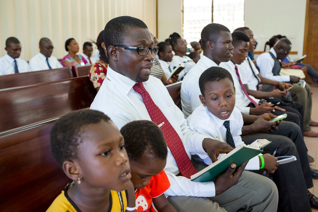 (The Church of Jesus Christ of Latter-day Saints) Latter-day Saint hymnbooks are used during a meeting in Ghana.