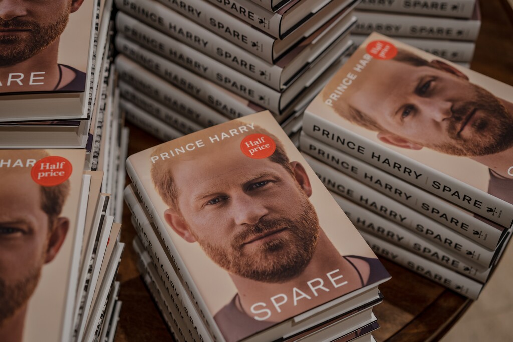 (Andrew Testa | The New York Times)

Copies of 'Spare,' the new memoir by Prince Harry, at a Waterstones in London on the morning of Tuesday, Jan. 10, 2023.