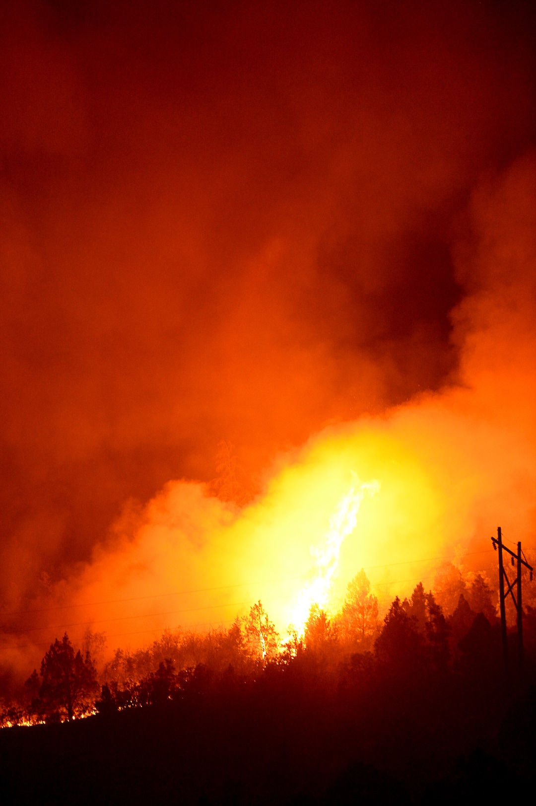 (Francisco Kjolseth  |  The Salt Lake Tribune)  The Coal Hollow Fire continues to grow as it burns along Highway 6 in Utah County on Thursday night Aug. 9, 2018.