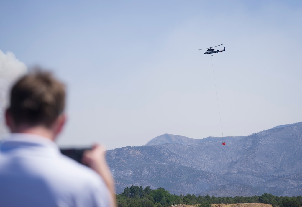 (Bethany Baker | The Salt Lake Tribune) A helicopter gathers water to fight the Widemouth 2 Fire near Fillmore on Thursday, Aug. 6, 2026. A firefighting helicopter with two people on board crashed not far from the Widemouth 2 blaze early Friday, Aug. 7, 2026.