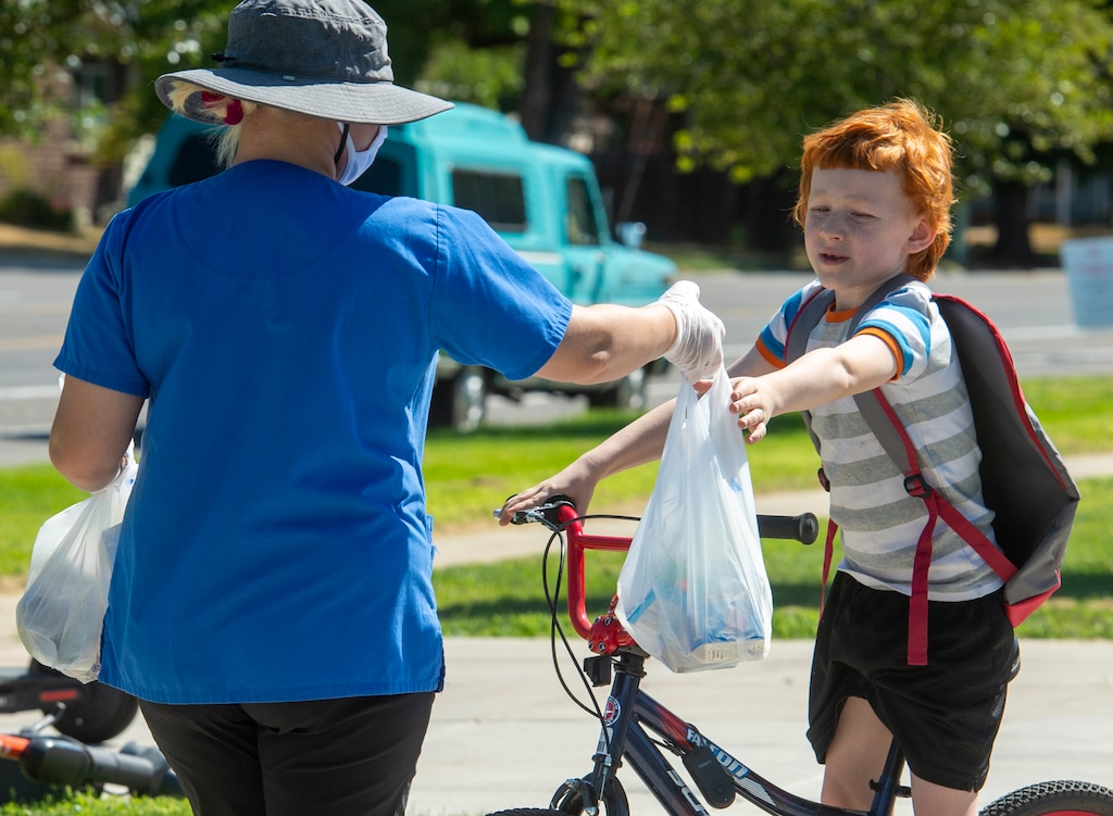 (Rick Egan  |  The Salt Lake Tribune)     Shayla Steinfels delivers lunches to student at Rose Park Elementary on Friday, Aug. 7, 2020.
