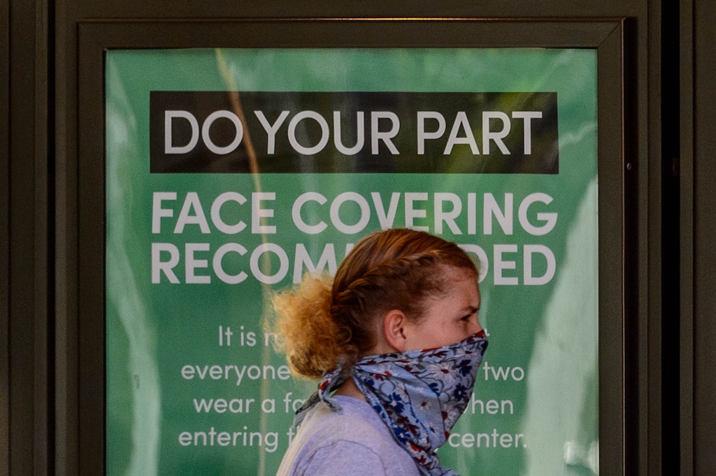 (Trent Nelson  |  The Salt Lake Tribune) People wearing masks on Main Street in Salt Lake City on Tuesday, June 23, 2020. Mask wearing is recommended during the current orange phase of Utah's COVID-19 effort in Salt Lake City.