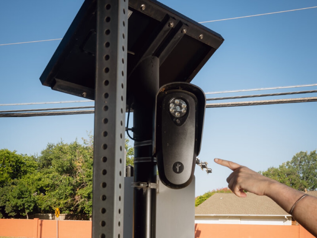 (Desiree Rios | The New York Times) A Flock Safety automated license plate-reading camera in Addison, Texas, earlier this month.