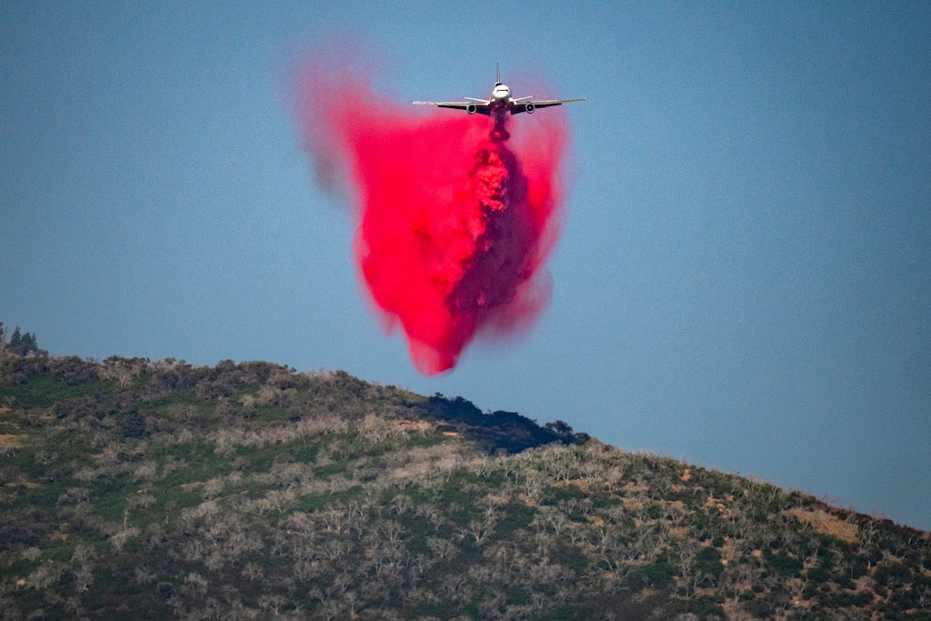 (Rick Egan | The Salt Lake Tribune) A plane drops fire retardant on the Widemouth 2 Fire near Fillmore on Monday, Aug. 3, 2026.