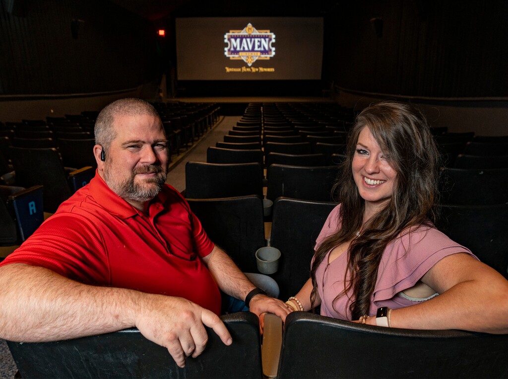 (Rick Egan | The Salt Lake Tribune) Joseph y Dvorah Governale en su teatro de dos pantallas en Main Street en American Fork, el martes 10 de octubre de 2023.