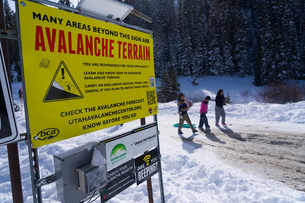 (Bethany Baker | The Salt Lake Tribune) An sign warning about avalanches stands at Cardiff Fork in Big Cottonwood Canyon near Salt Lake City on Saturday, Feb. 21, 2026.