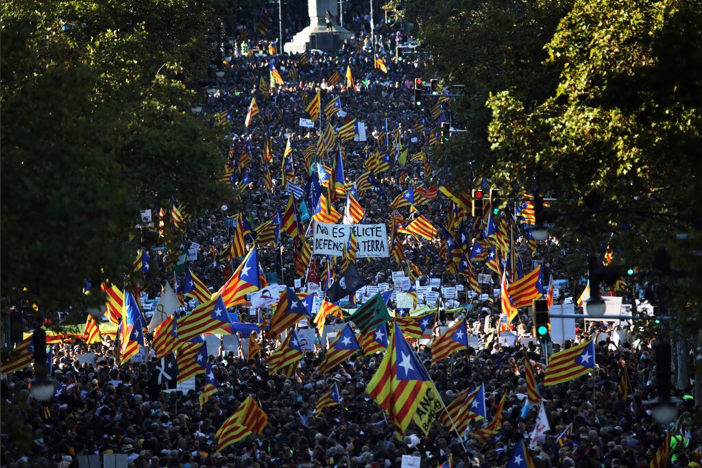 Thousents protesters wave Catalonia independence flags as they take part at a rally against the National Court's decision to imprison civil society leaders, in Barcelona, Spain, Saturday, Oct. 21, 2017. The Spanish government moved decisively Saturday to use a previously untapped constitutional power so it can take control of Catalonia and derail the independence movement led by separatist politicians in the prosperous industrial region.(AP Photo/Emilio Morenatti)