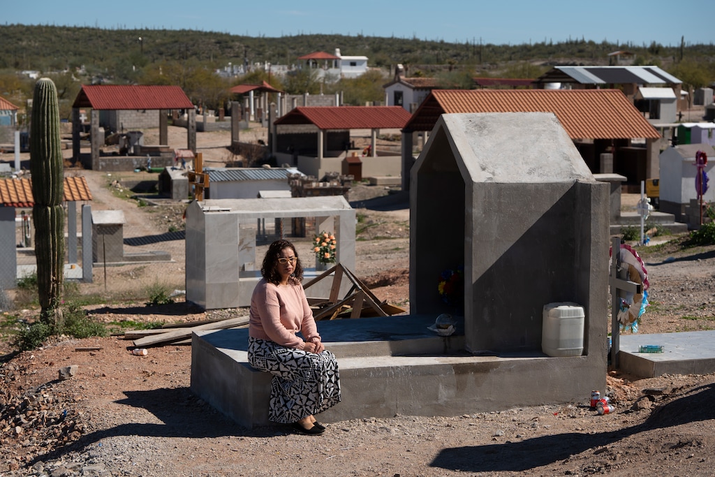 (Rebecca Noble | Especial para The Tribune) Elena Fontes sentada junto a la tumba de su hijo en el Panteón Municipal de Sonoyta en Sonoyta, Sonora, México, el domingo 18 de febrero de 2024. Su hijo fue asesinado durante la violencia en curso entre facciones de cárteles que luchan por el territorio en Sonoyta.