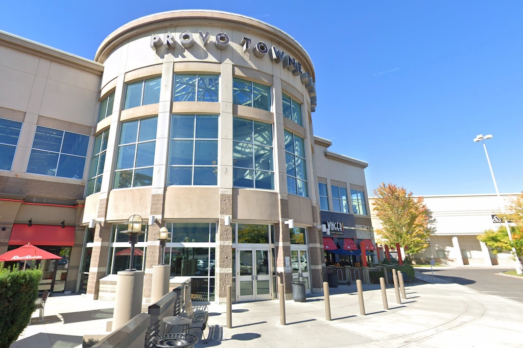 (Google) The Provo Towne Centre mall, seen in 2023. CozyFilmz, a drive-in movie business started by Brigham Young University students, hosts screening projected on the mall's facade on summer weekends.