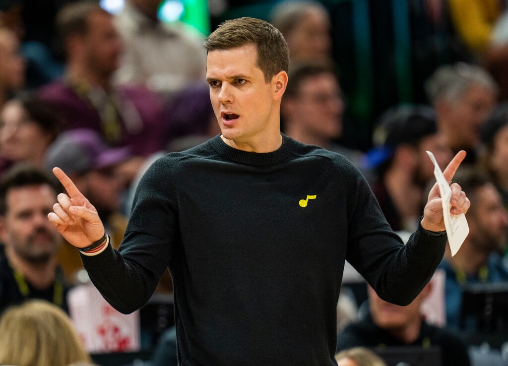 (Rick Egan | The Salt Lake Tribune) Utah Jazz head coach Will Hardy gives instructions, in NBA action between the Utah Jazz and the New Orleans Pelicans, at Vivint Arena, on Tuesday, Dec. 13, 2022.