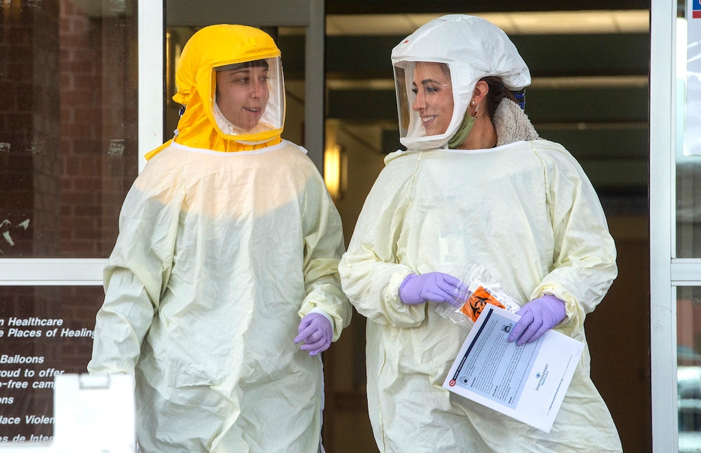 (Rick Egan | The Salt Lake Tribune) Cassidy Murphy and Taylor Woodrow test for COVID-19 at Intermountain Healthcare Cottonwood InstaCare, on Friday, Dec. 11, 2020.