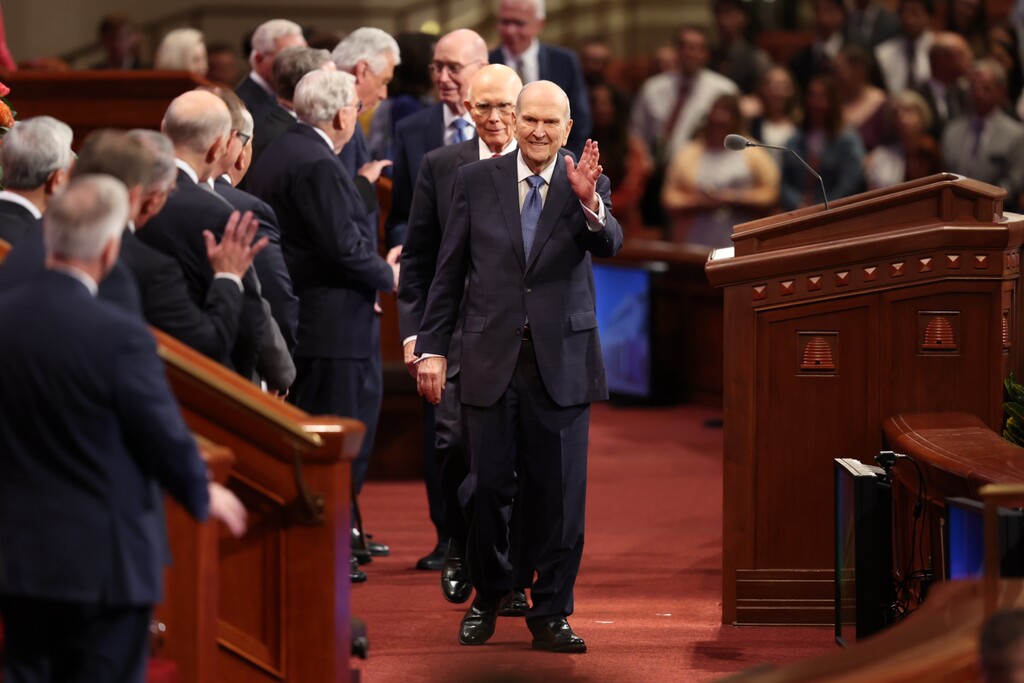 (The Church of Jesus Christ of Latter-day Saints) President Russell M. Nelson waves to members of the Quorum of the Twelve Apostles before the start of the broadcast at the Conference Center on Temple Square in Salt Lake City during the morning session of General Conference on Saturday, Oct. 1, 2022.