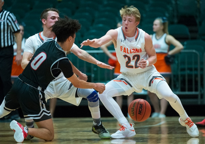(Rick Egan  |  The Salt Lake Tribune)   Bountiful Braves Isaac Kime (0) tosses a pass between the legs of Skyridge Falcons Ryan Reid (22), in 5A basketball playoff action between the Bountiful Braves and Skyridge Falcons, at the UCCU Center in Orem, Monday, Feb. 26, 2018.