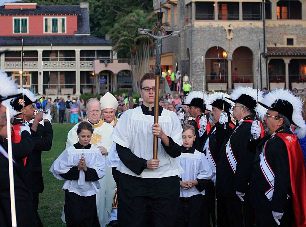 (Carl Juste/Miami Herald via AP) Members of the Knights of Columbus stand in salutation as alter servers lead the procession to the alter during Holy Rosary St. Richard Catholic Church's Easter Sunrise service, Sunday, April 16, 2017, at the Charles Deering Estate in Palmetto Bay, Fla. The founder of the Knights has been put on track toward sainthood.