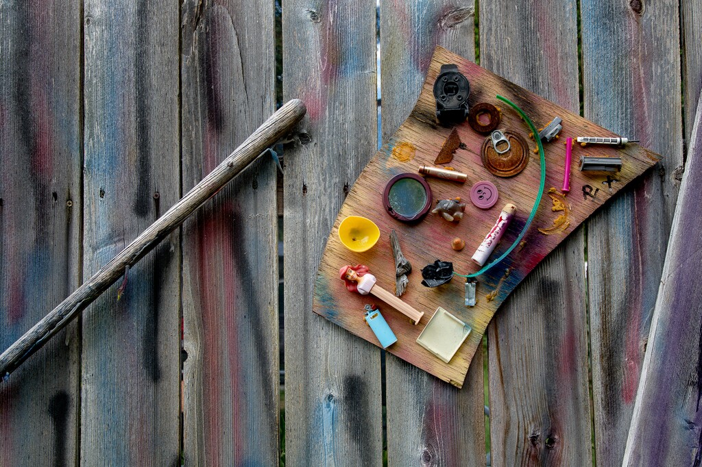 (Benjamin Zack | Standard-Examiner via AP) In this Aug. 23, 2017 photo, Rex Hipwell's art hangs from a fence in his backyard in Roy, Utah.