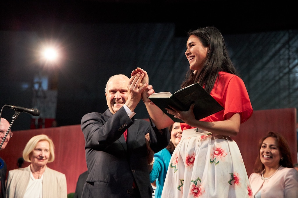 (Photo courtesy of The Church of Jesus Christ of Latter-day Saints)
President Russell M. Nelson helps Isabela Castellano lead congregants as they sing the hymn, "We Thank Thee, O God, for a Prophet." Nelson spoke at the General Rumiñahui Coliseum in Quito, Ecuador, on Aug. 26, 2019.