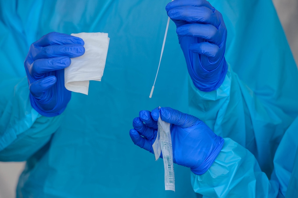 (Trent Nelson  |  The Salt Lake Tribune) Kylie Archuleta and Joshua Brimhall conduct COVID-19 testing at the University of Utah Health's Farmington Health Center on Friday, July 31, 2020.