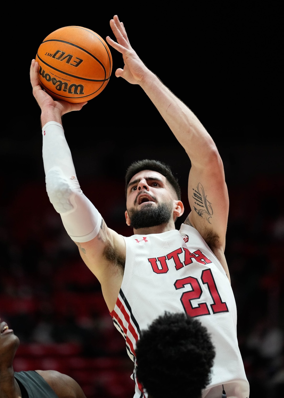 (Francisco Kjolseth | The Salt Lake Tribune) Utah Utes forward Dusan Mahorcic (21) gets an opening over the Washington State Cougars in game action during an NCAA college basketball game at the Jon M.Huntsman Center, on Saturday, Jan. 8, 2022. Utah lost 61-77.