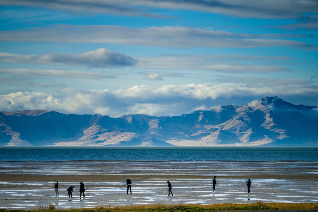 (Trent Nelson  |  The Salt Lake Tribune) Sightseers at the Great Salt Lake near Saltair on Friday, Jan. 2, 2026.