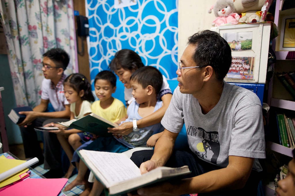 (The Church of Jesus Christ of Latter-day Saints)
A family in the Philippines sings during Family Home Evening.