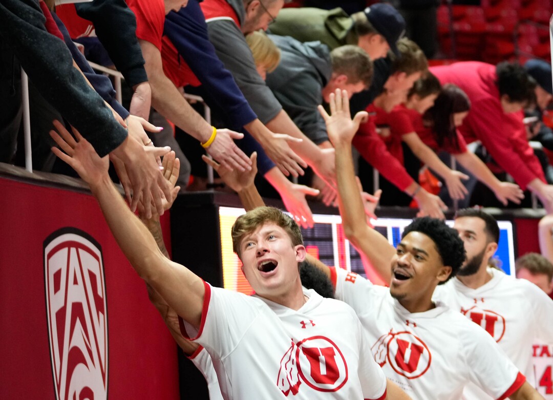 (Francisco Kjolseth | The Salt Lake Tribune) The University of Utah men’s basketball team celebrates their 81 to 66 win over the Arizona Wildcats in NCAA basketball in Salt Lake City on Thursday, Dec. 1, 2022.