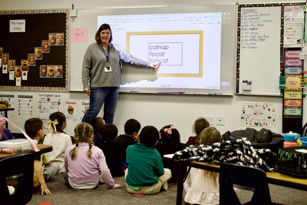 (Lexy Borgogno | The Southern Utah Tribune) Paradise Canyon Elementary teacher Michelle Bryner shows students in her kindergarten class how to find familiar words in bigger words.