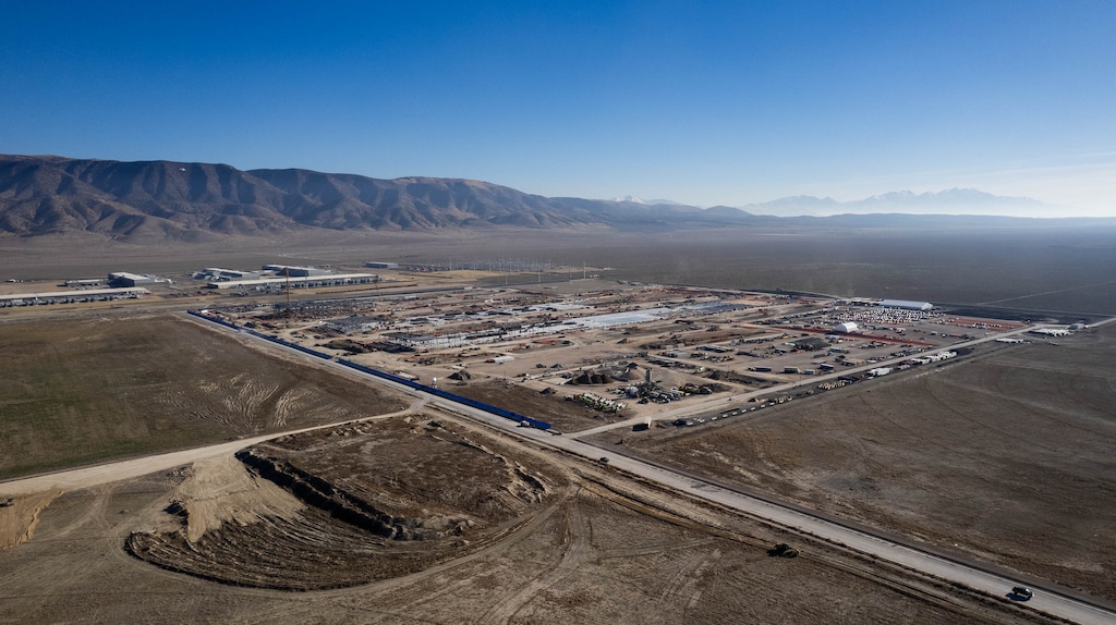 (Francisco Kjolseth | The Salt Lake Tribune) A data center, being built by QTS, begins to take shape west to the Meta facility in Eagle Mountain on Tuesday, Dec. 30, 2025.